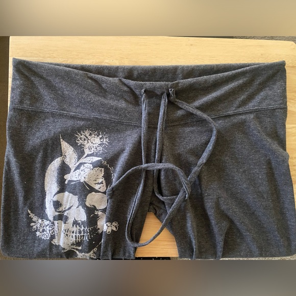 NWOT Gray 3/4 length lightweight drawstring joggers with floral skull design - Picture 4 of 6